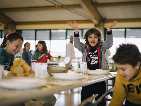 Una dieta completa y equilibrada. No solo les damos de comer, sino que les marcamos unas pautas y hábitos alimentarios para la vida fuera de las aulas.